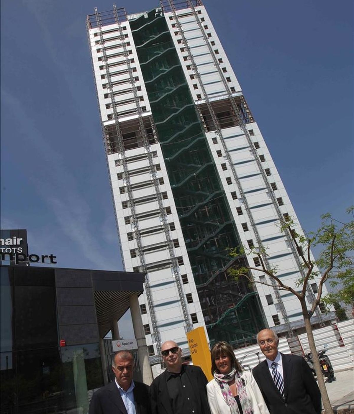 El arquitecto francés Jean Nouvel (i), acompañado de la alcaldesa de l'Hospitalet de Llobregat, Nuria Marín y los hermanos Ribas, posan ante el hotel Catalonia Fira, diseñado por él y el estudio Ribas&, que está formado por dos torres de 110 metros de altura, 357 habitaciones y que ha supuesto una inversión de 65 millones de euros. EFE