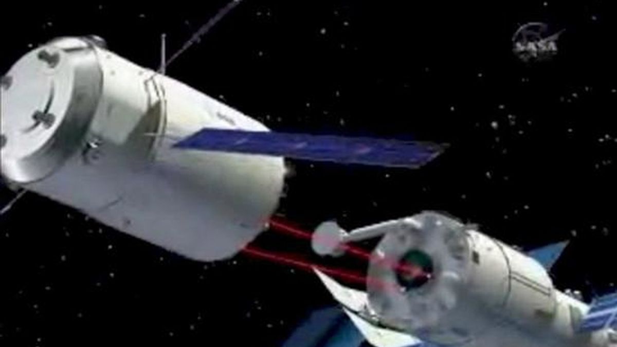 Ilustración tomada de NASA TV que muestra el Vehículo Automático de Transporte (ATV) "Jules Verne", aproximándose a la Estación Espacial Internacional (EEI). EFE/Archivo