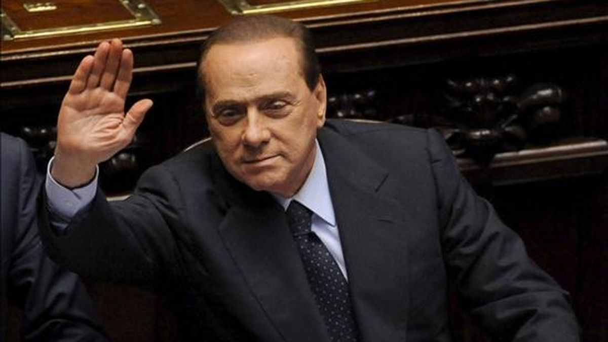 El primer ministro italiano Silvio Berlusconi saluda a sus diputados en una sesión de la Cámara Baja. EFE/Archivo