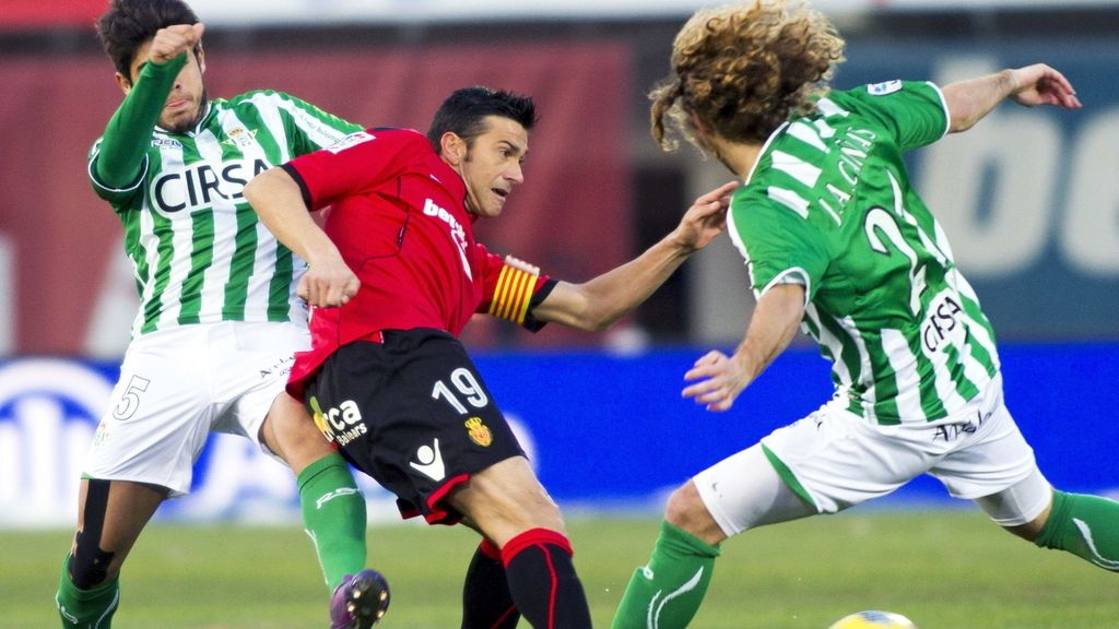 Pep Lluis Martí, disputa el balón al jugador del Betis José Alberto Cañas y José Antonio Dorado