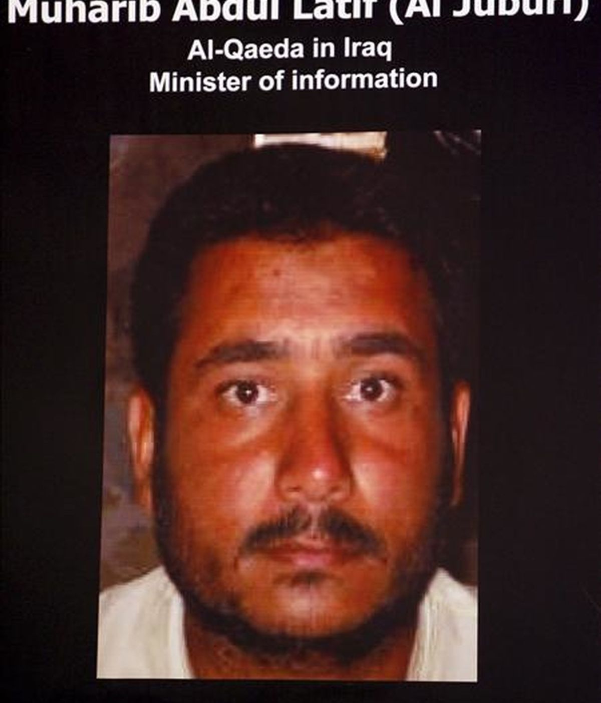 Foto mostrada en mayo de 2007 por el portavoz del ejército de EEUU en Bagdad, William Caldwell, durante una rueda de prensa en Bagdad del "ministro de información" de Al Qaeda en Irak, a quien se identificó como Muharib Abdulatif al-Juburi, también conocido como Abu Omar al-Baghdadi. EFE/Archivo