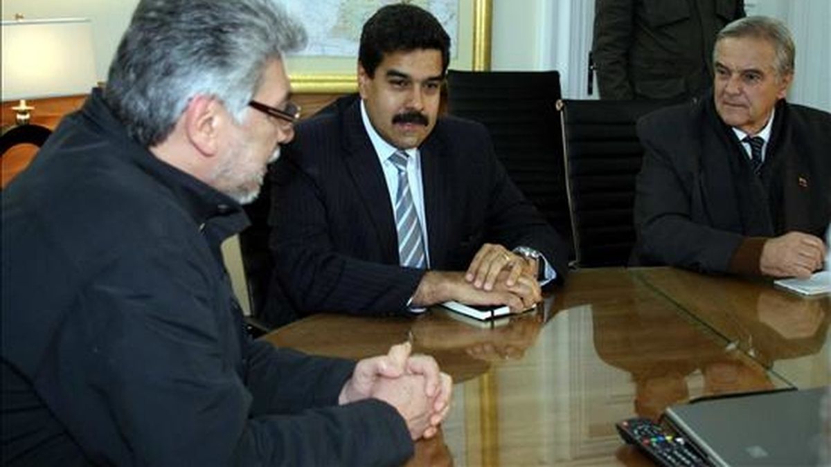 El presidente paraguayo, Fernando Lugo (i), conversa con el canciller venezolano, Nicolás Maduro (c), tras su llegada este 26 de julio a la casa presidencial en Asunción, Paraguay. EFE
