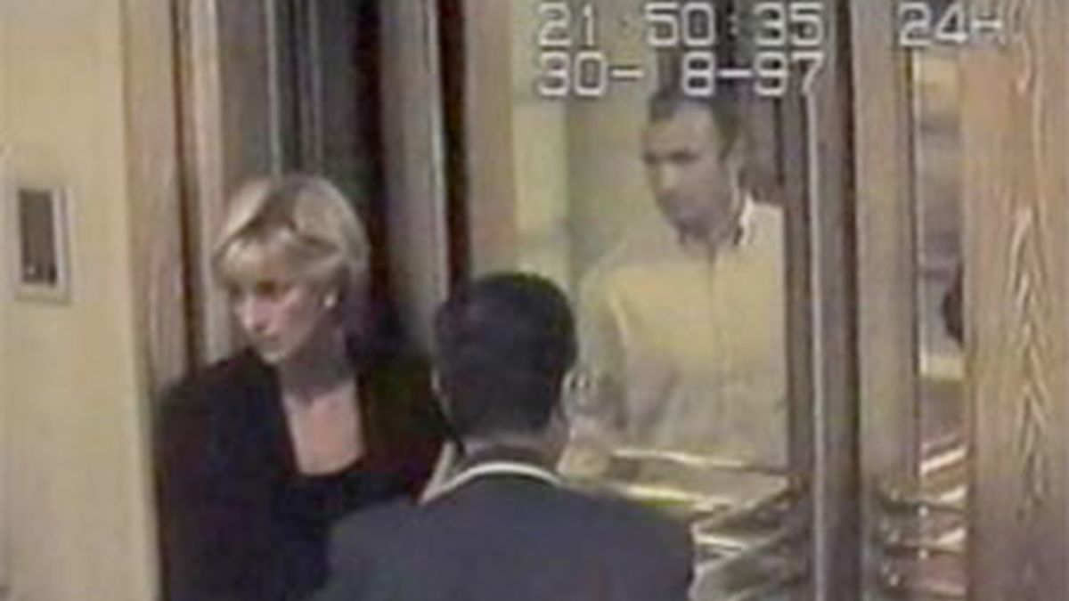 Lady Di y Dodi Al Fayed, en una de las últimas imágenes que captaron las imágenes de seguridad de un hotel poco antes del fatídico accidente en el que ambos fallecieron en 1997.