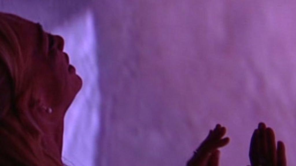 Belén vuelve a besar a su padre