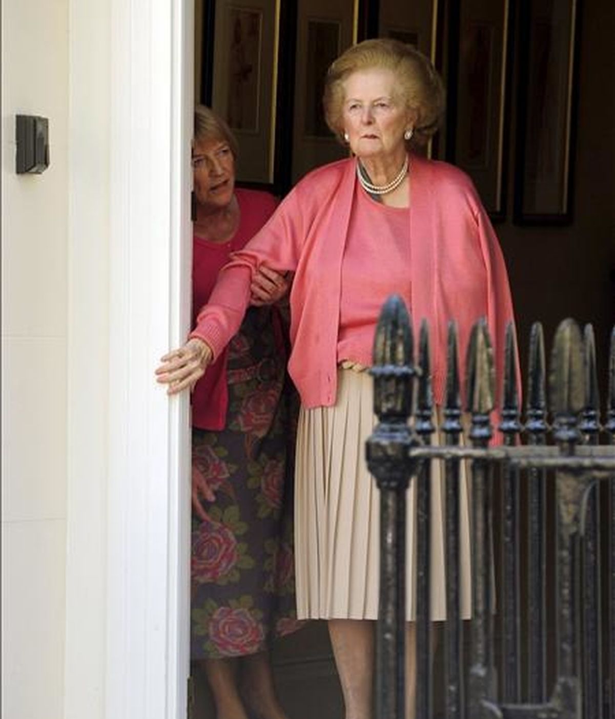 La ex primera ministra británica Margaret Thatcher se apoya en el marco de la puerta de su residencia de Belgravia, en el centro de Londres. Thatcher, de 82 años y con demencia senil, fue ingresada hace dos semanas en un hospital después de partirse su brazo derecho. EFE