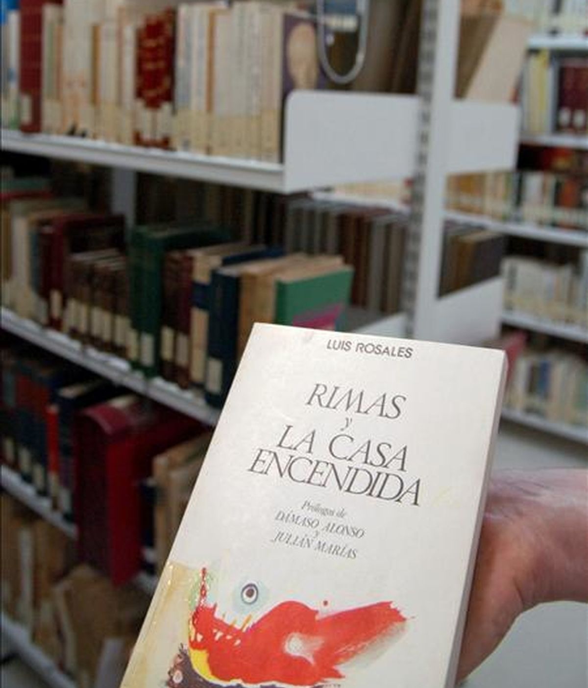 Vista de un ejemplar de la obra "Rimas y La Casa Encendida" de Luis Rosales, el cual se encuentra en la Biblioteca de Andalucía de Granada. EFE/Archivo