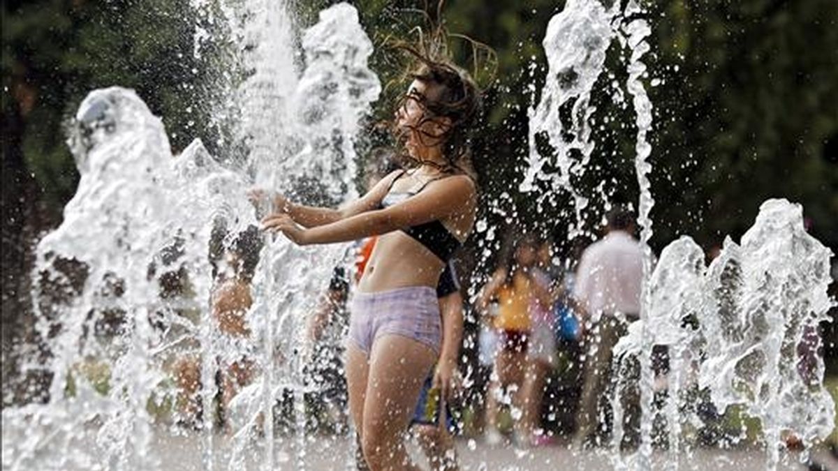 Una niña disfruta refrescándose en una fuente en Podolsk a unos 16 km de Moscú en Rusia el pasado sábado 17 de julio. EFE/Archivo