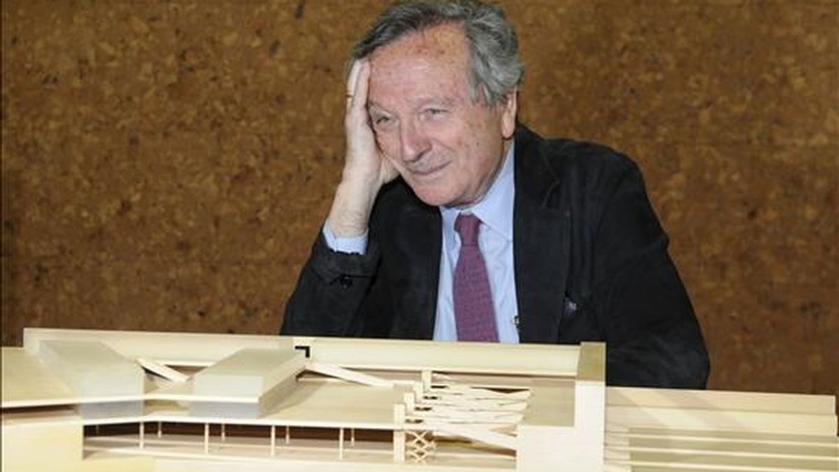 El arquitecto Rafael Moneo delante de una maqueta del anteproyecto de la estación del AVE de Granada. EFE/Archivo