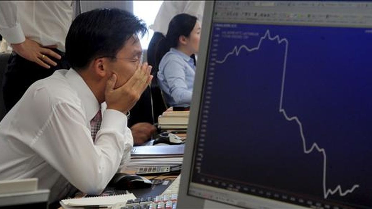 Un inversor sigue la fluctuación de la bolsa en Seúl, Corea del Sur. EFE/Archivo