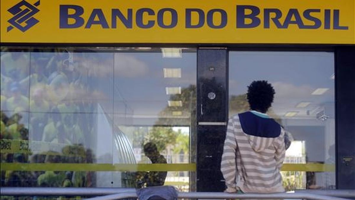 De acuerdo con un comunicado de la institución, el Banco do Brasil distribuyó un total de 396 millones de acciones ordinarias a un precio unitario de 24,65 reales (14,2 dólares), de las que 286 millones eran de oferta primaria (papeles nuevos). EFE/Archivo
