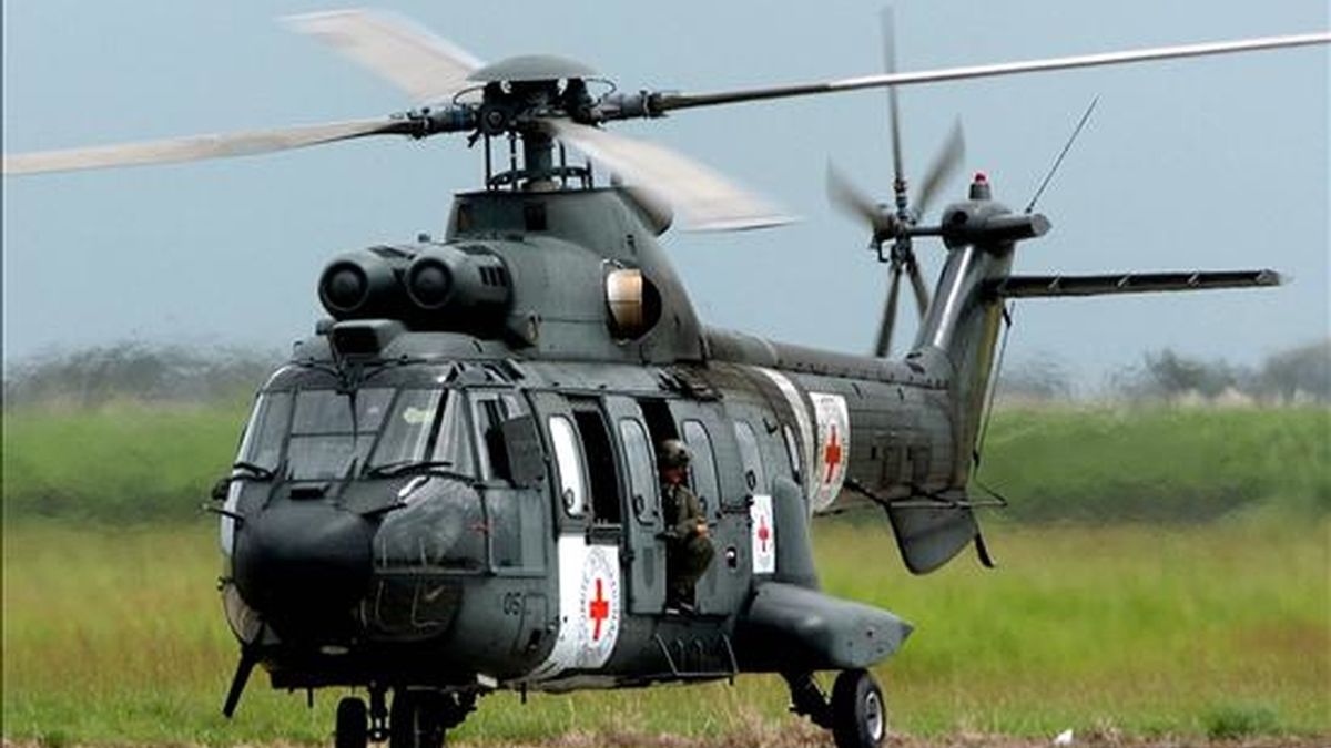 Uno de los dos helícopteros brasileños modelo Cougar, que participará en la liberación del ex diputado colombiano Sigifredo López, aterriza en el aeropuerto Alfonso Bonilla Aragón de Cali (Colombia). EFE