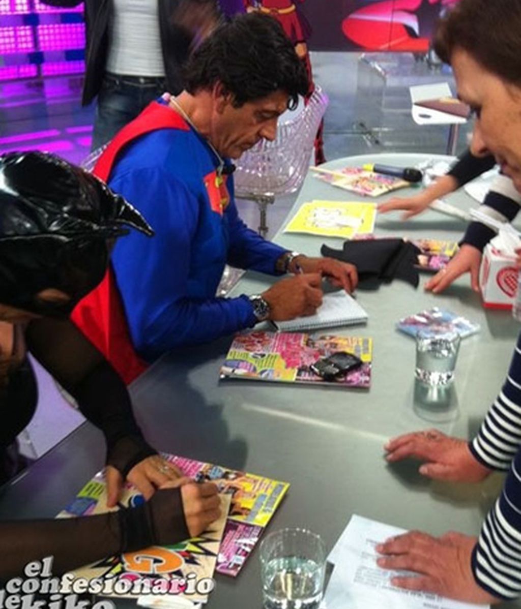Los superhéroes, firmando autógrafos