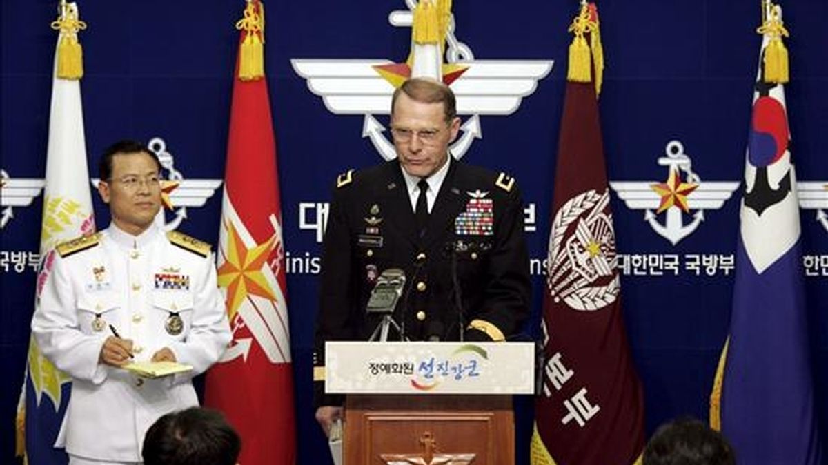 El jefe adjunto del Estado Mayor surcoreano, Kim Kyung-sik (i), y el general estadounidense John A. McDonald (d) durante una rueda de prensa para informar sobre las maniobras conjuntas de los ejércitos del Aire estadounidense y surcoreano, este martes en el ministerio de Defensa en Seúl. EFE