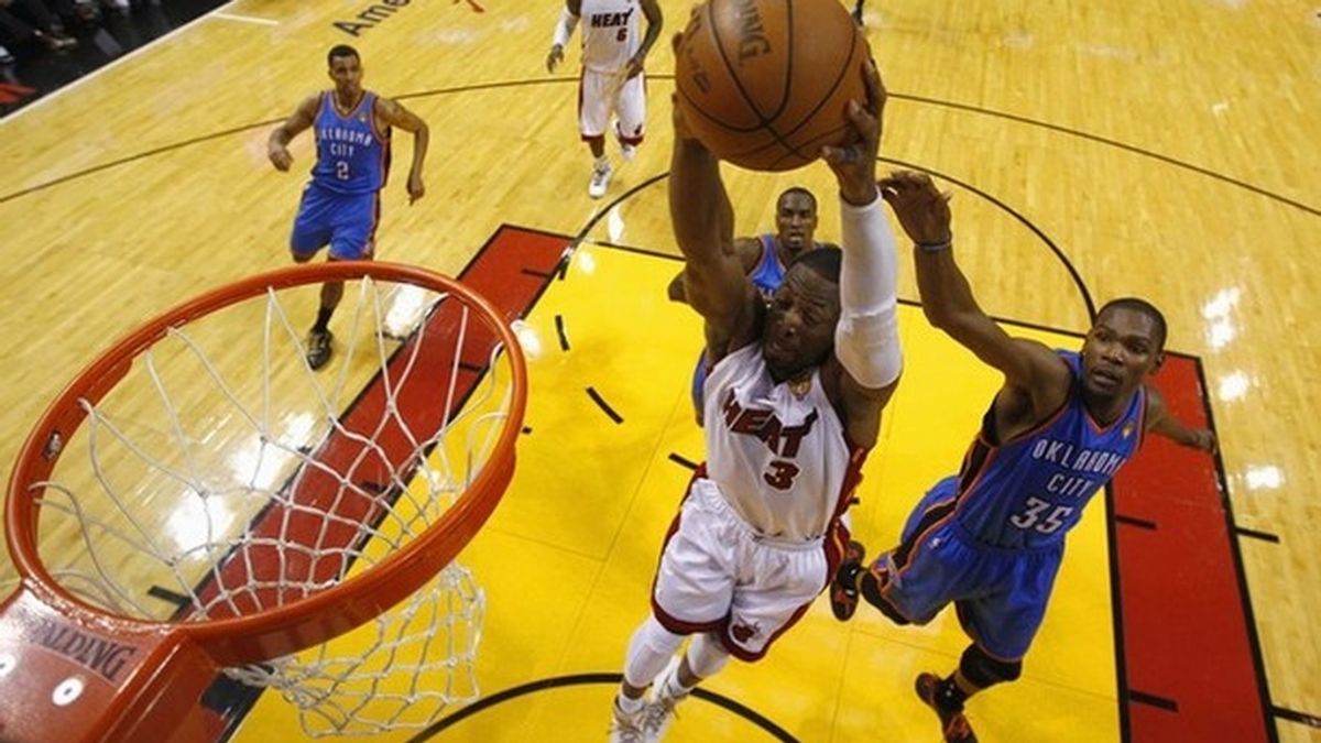 Wade y James adelantan a los Heat en la final de la NBA