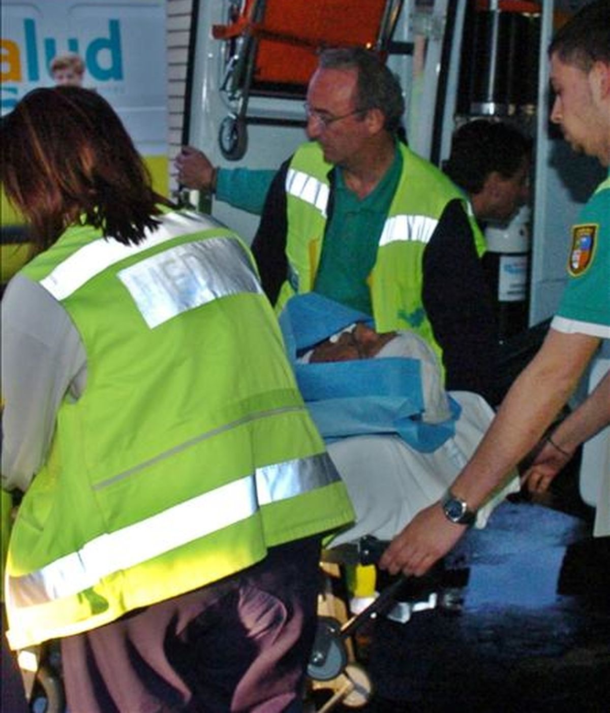 Una ambulancia traslada a un herido en un accidente. EFE/Archivo