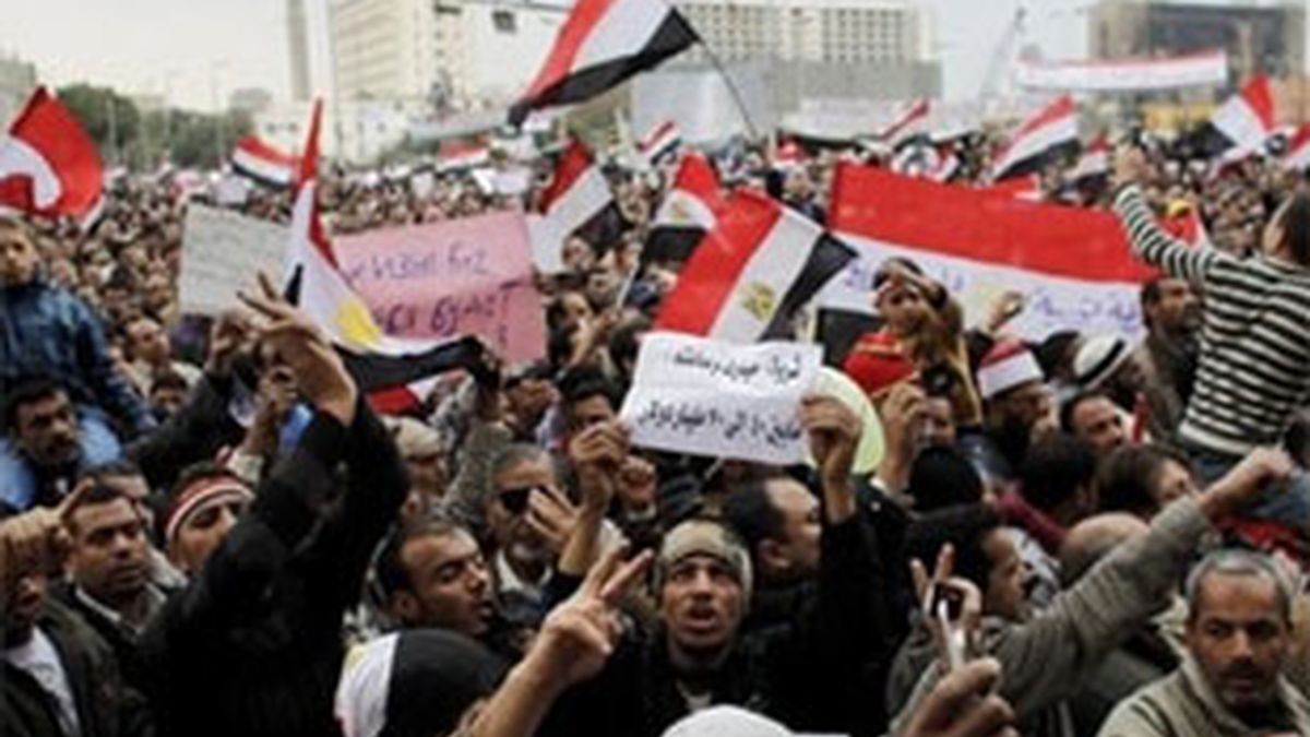 La plaza Tahrir sigue tomada por los egipcios pese al acuerdo entre Gobierno y oposición. Vídeo: Informativos Telecinco. La plaza Tahrir sigue tomada por los egipcios pese al acuerdo entre Gobierno y oposición. Vídeo: Informativos Telecinco.