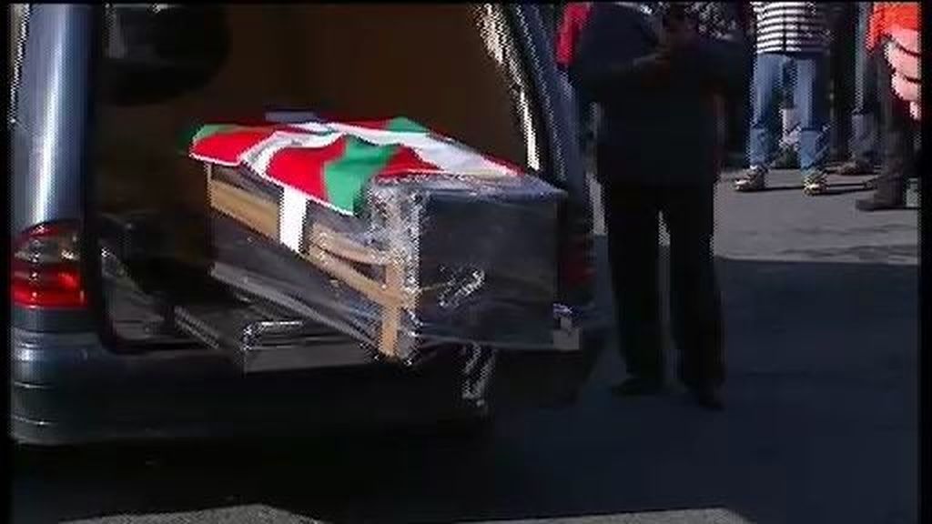 Reciben el féretro de 'Thierry' con gritos de 'Gora ETA'