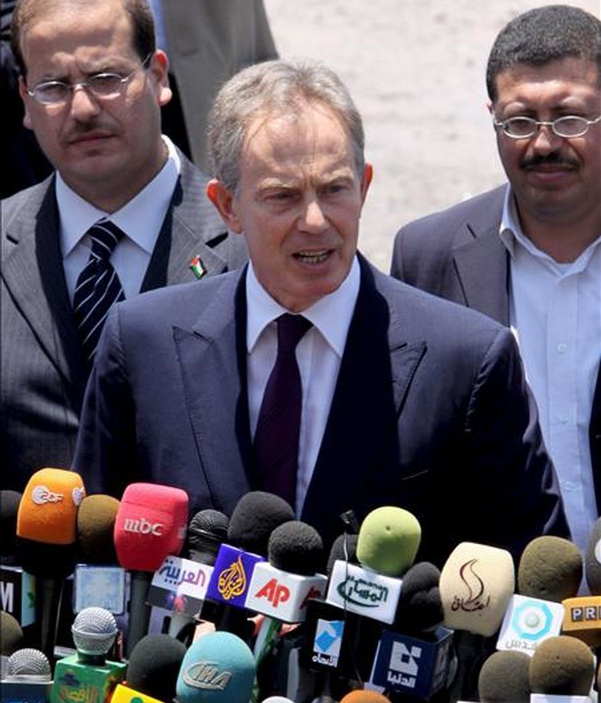El ex primer ministro británico y actual enviado especial del Cuarteto para Oriente Próximo, Tony Blair (c), atiende a los medios a su llegada a las oficinas de Naciones Unidas en Gaza (Franja de Gaza), el 15 de junio. EFE/Archivo