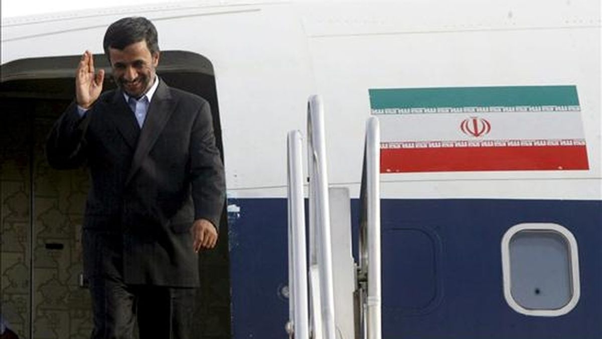 El presidente iraní, Mahmud Ahmadineyad, llega a Teherán tras participar en Rusia en una cumbre de la Organización de Cooperación de Shanghái. EFE