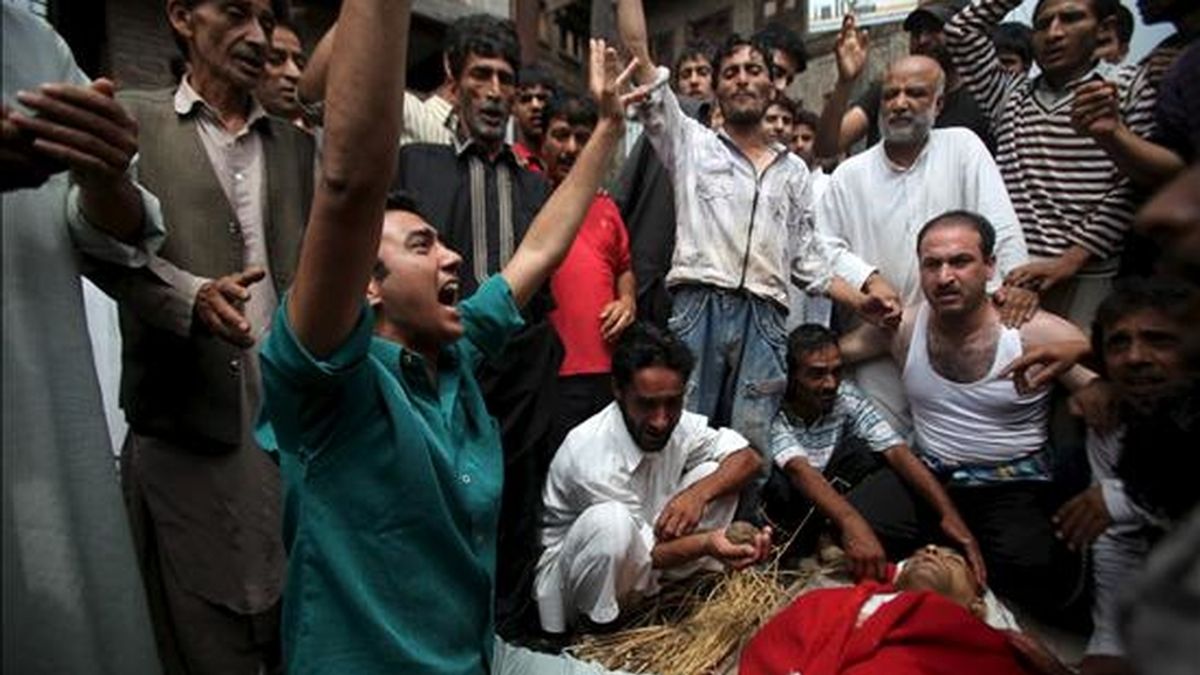 y amigos lloran junto al cuerpo de Ghulam Nabi Badyari, de 50 años, durante su funeral en Srinagar, la capital de verano de la Cachemira india, este jueves. EFE