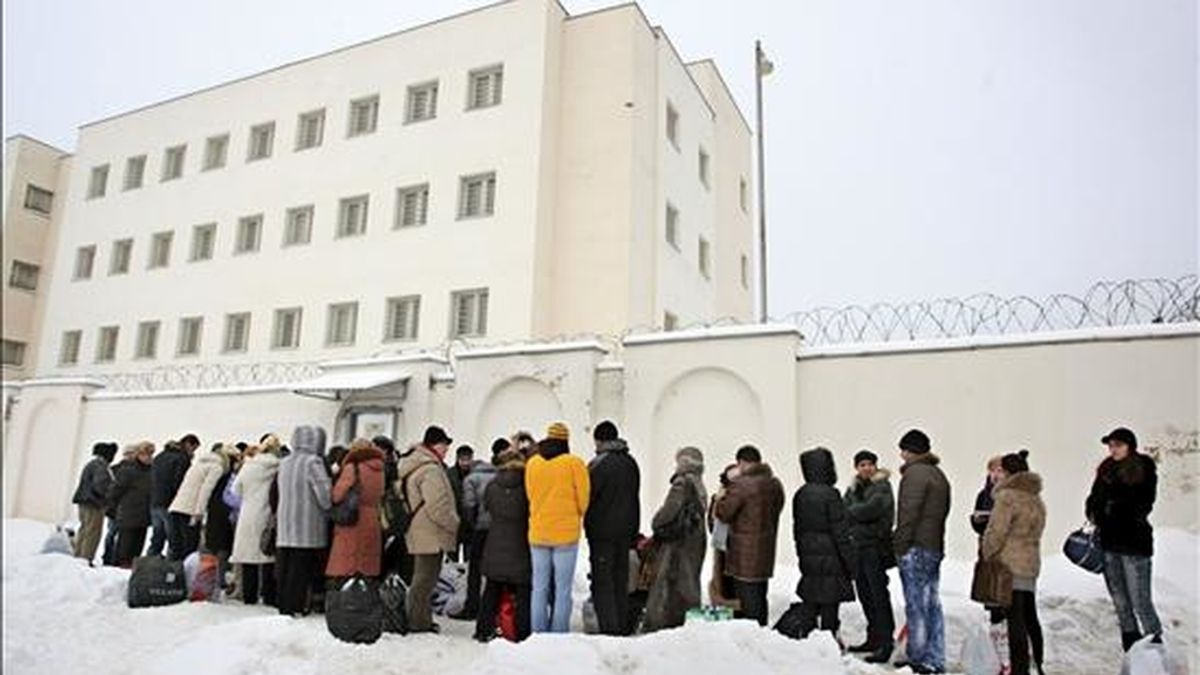 Decenas de personas esperan la cola para visitar a sus familiares que se encuentran en detenidos tras participar en los disturbios postelectorales del domingo en Bielorrusia, en Minsk (Bielorrusia). EFE EFE