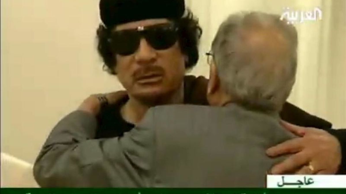 Captura de televisión tomada del canal Al Arabiya que muestra al líder libio, Muamar el Gadafi (i), en un hotel de Trípoli durante una reunión con líderes tribales. EFE