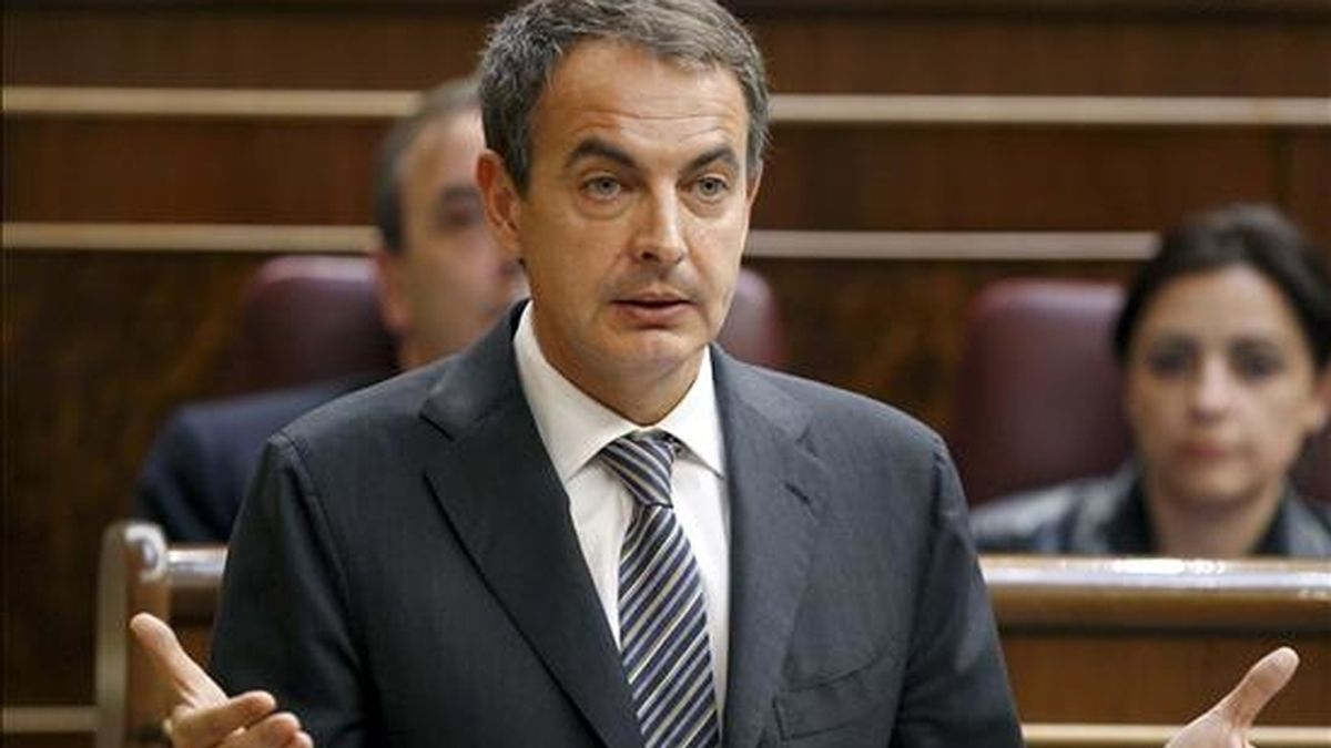 El presidente del Gobierno, José Luis Rodríguez Zapatero, durante su intervención en la sesión de control al Ejecutivo, el miércoles, en el Congreso. Zapatero ha declarado que piensa que los comentarios sobre él vertidos por el presidente francés, Nicolas Sarkozy, fueron "positivos". EFE