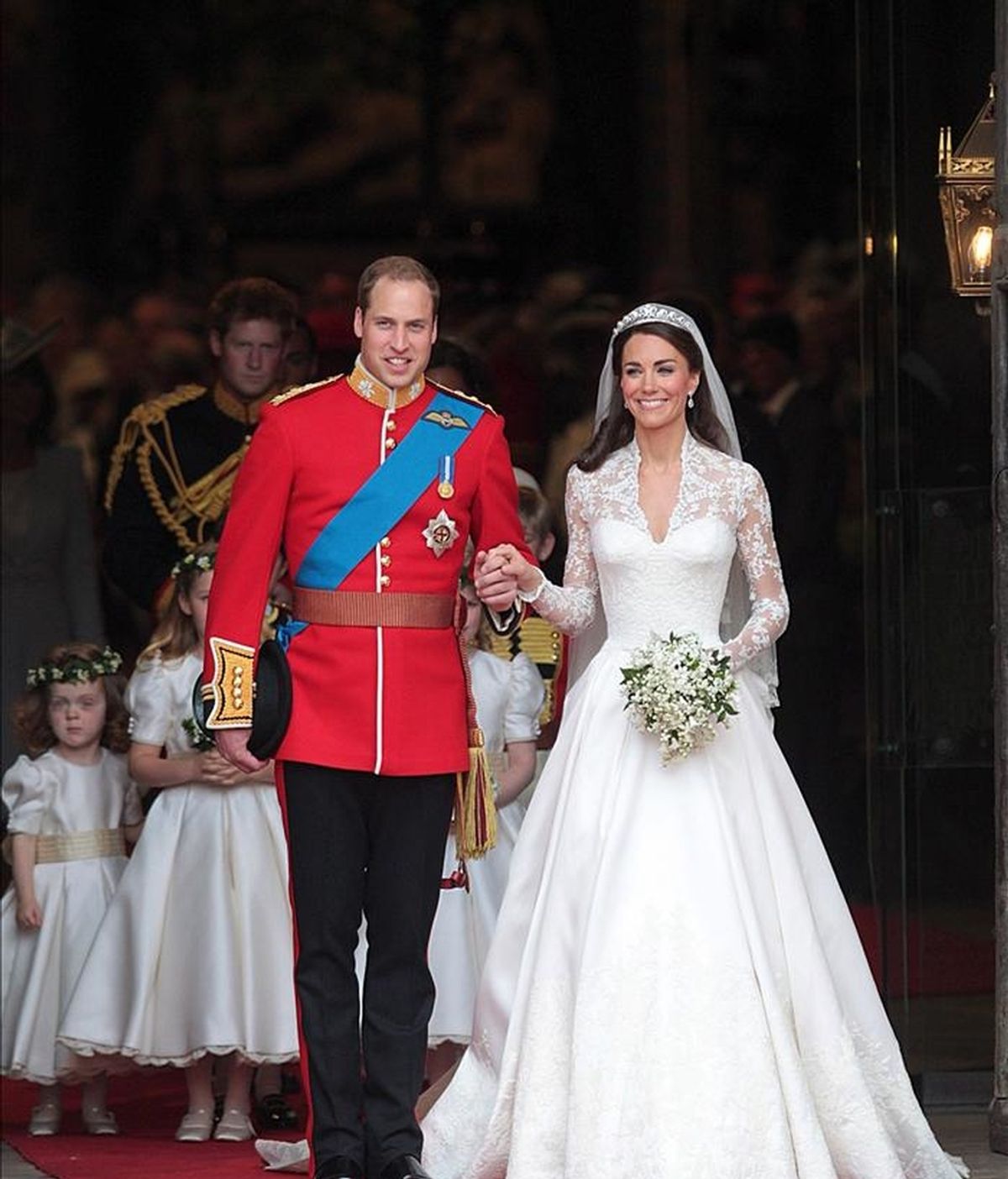 El príncipe Guillermo (izda) y su ya esposa Catalina, duquesa de Cambridge, abandonan la abadía de Westminster tras contraer matrimonio en Londres (Reino Unido) hoy, viernes, 29 de abril de 2011. Al fondo se ve al príncipe Enrique. EFE