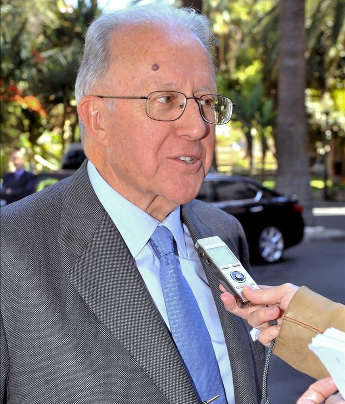 El presidente de la Asociación para el Progreso de la Dirección, José María Aguirre, atiende a la prensa antes de asistir a la toma de posesión de su sucesor en el cargo Juan Miguel Sanjuán y Jover hoy en la capital grancanaria. EFE El presidente de la Asociación para el Progreso de la Dirección, José María Aguirre, atiende a la prensa antes de asistir a la toma de posesión de su sucesor en el cargo Juan Miguel Sanjuán y Jover hoy en la capital grancanaria. EFE