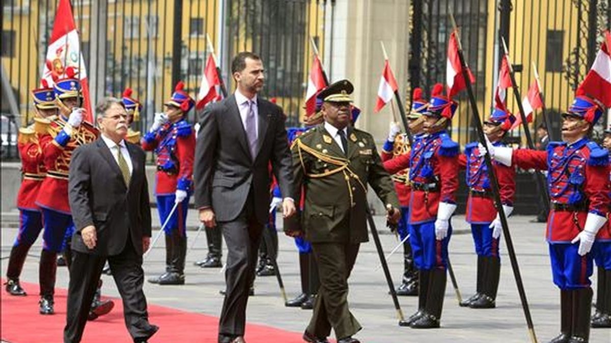El Príncipe Felipe recibe honores militares a su llegada al Palacio de Gobierno en Lima, donde los Príncipes de Asturias comienzan una visita oficial a Perú para fortalecer las relaciones bilaterales. EFE