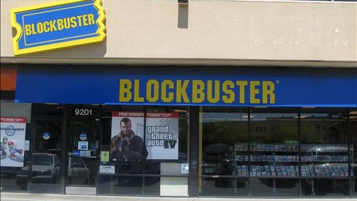 Fotografía de abril de 2008 en la que se registró la entrada de una tienda de Blockbuster Inc. en Los Angeles, California (EE.UU.). La cadena estadounidense de videoclubs se declaró este jueves en bancarrota. EFE/Archivo