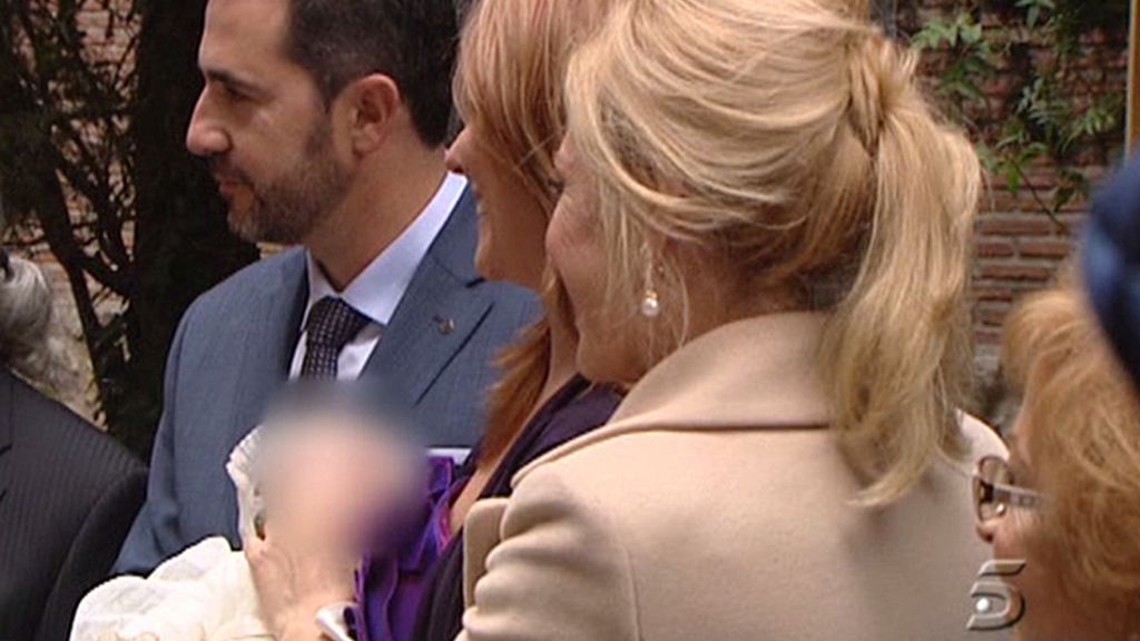 La familia posa ante las cámaras a la salida de la iglesia
