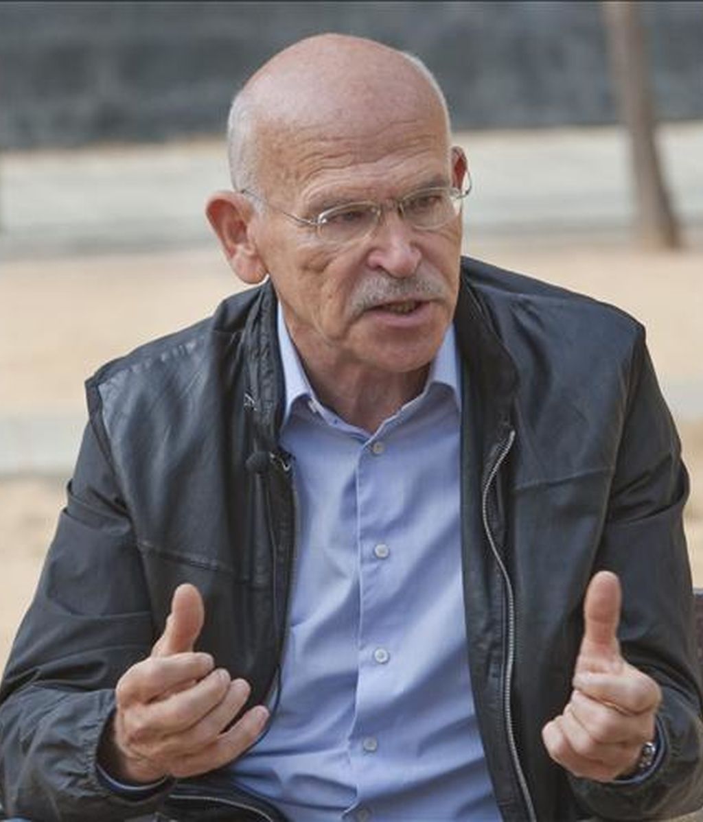 El periodista alemán Günter Wallraff, autor de "Cabeza de turco", durante su presentación hoy en Barcelona de su último libro " Con los perdedores del mejor de los mundos ", en el que vuelve a utilizar el camuflaje y algunas innovaciones tecnológicas para mostrar el lado oscuro del mundo de la opulencia y el hedonismo compulsivo. EFE El periodista alemán Günter Wallraff, autor de "Cabeza de turco", durante su presentación hoy en Barcelona de su último libro " Con los perdedores del mejor de los mundos ", en el que vuelve a utilizar el camuflaje y algunas innovaciones tecnológicas para mostrar el lado oscuro del mundo de la opulencia y el hedonismo compulsivo. EFE