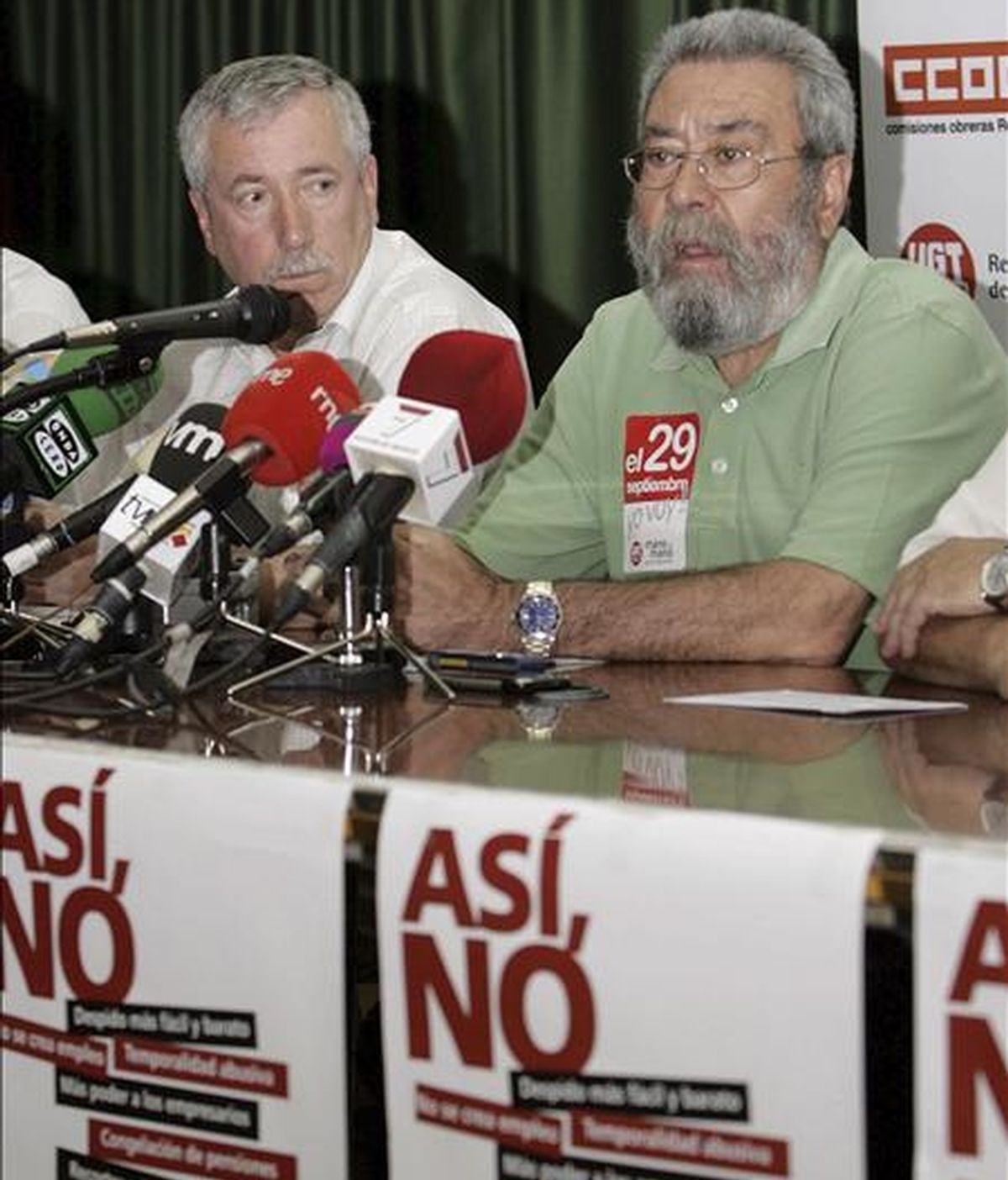 Los secretarios generales de UGT, Cándido Méndez (d), y CCOO, Ignacio Fernández Toxo (i), durante la asamblea de delegados sindicales celebrada hoy en Murcia, preparatoria de la huelga general del 29 de septiembre. EFE