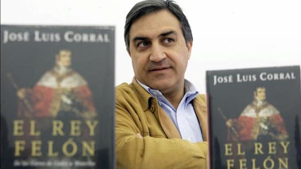 El historiador y escritor José Luis Corral durante la presentación de su último libro "El rey felón", obra con la que cierra su trilogía sobre la Guerra de la Independencia, en un acto celebrado hoy en Zaragoza. EFE