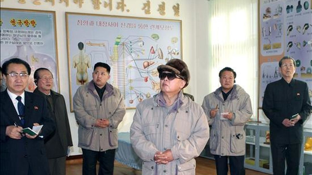 En la imagen, el líder norcoreano, Kim Jong Il, mientras visita la Facultad de Medicina de la Universidad Kim Il Sung de Pyongyang (Corea del Norte). EFE/Archivo