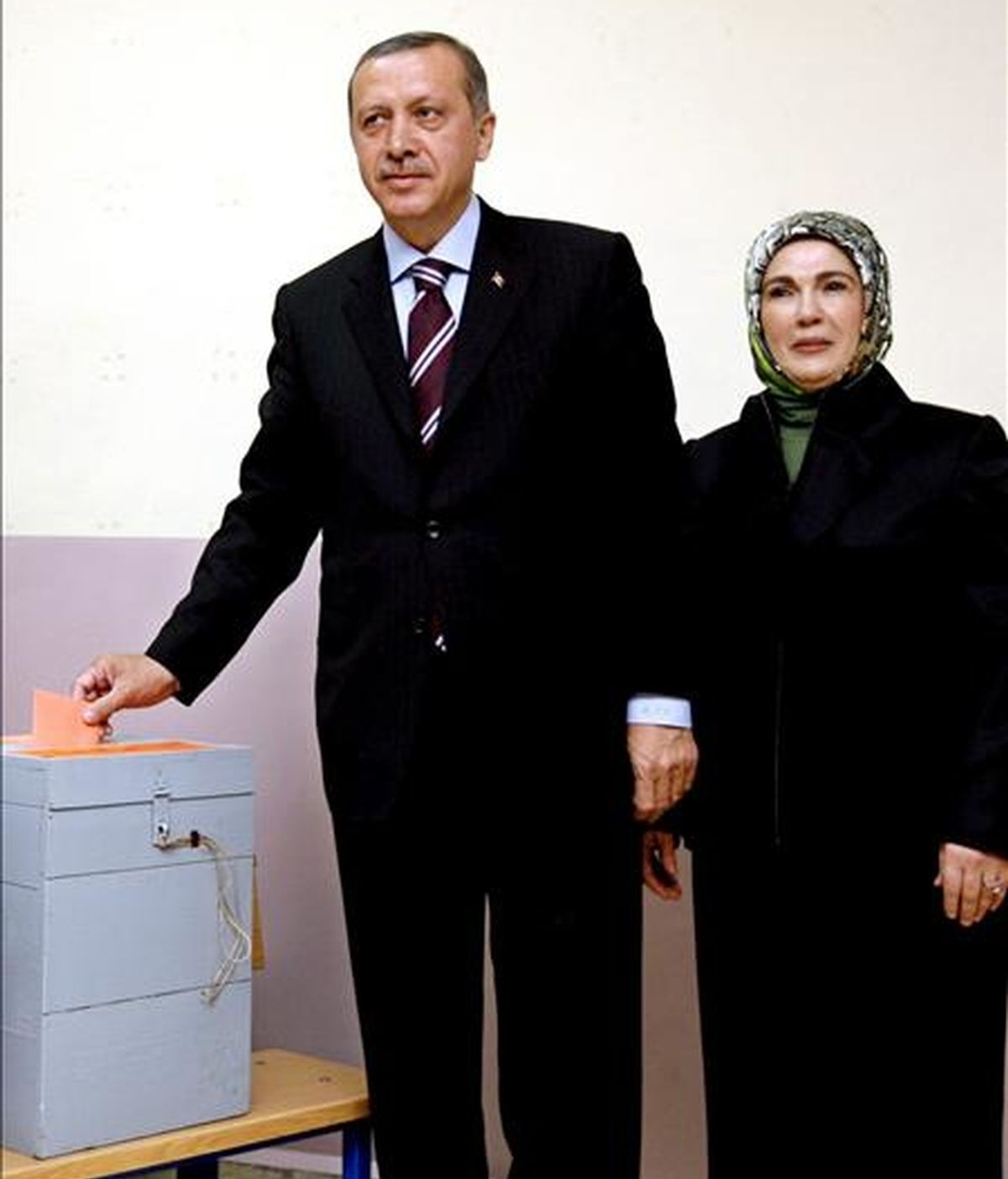 El primer ministro turco, Recep Tayyip Erdogan, acompañado por su mujer, Emine Erdogan (d), deposita hoy su voto para las elecciones municipales en un colegio electoral en Estanbul, Turquía. EFE
