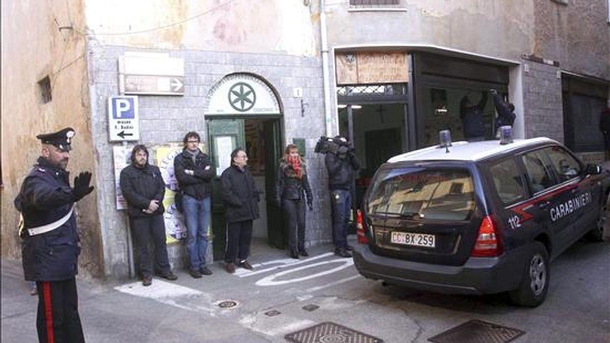 Miembros de la policía militarizada (Carabinieri) vigilan la entrada de las oficinas de la Liga Norte en la localidad de Gemonio, cerca de Varese, al norte de Italia. EFE Miembros de la policía militarizada (Carabinieri) vigilan la entrada de las oficinas de la Liga Norte en la localidad de Gemonio, cerca de Varese, al norte de Italia. EFE
