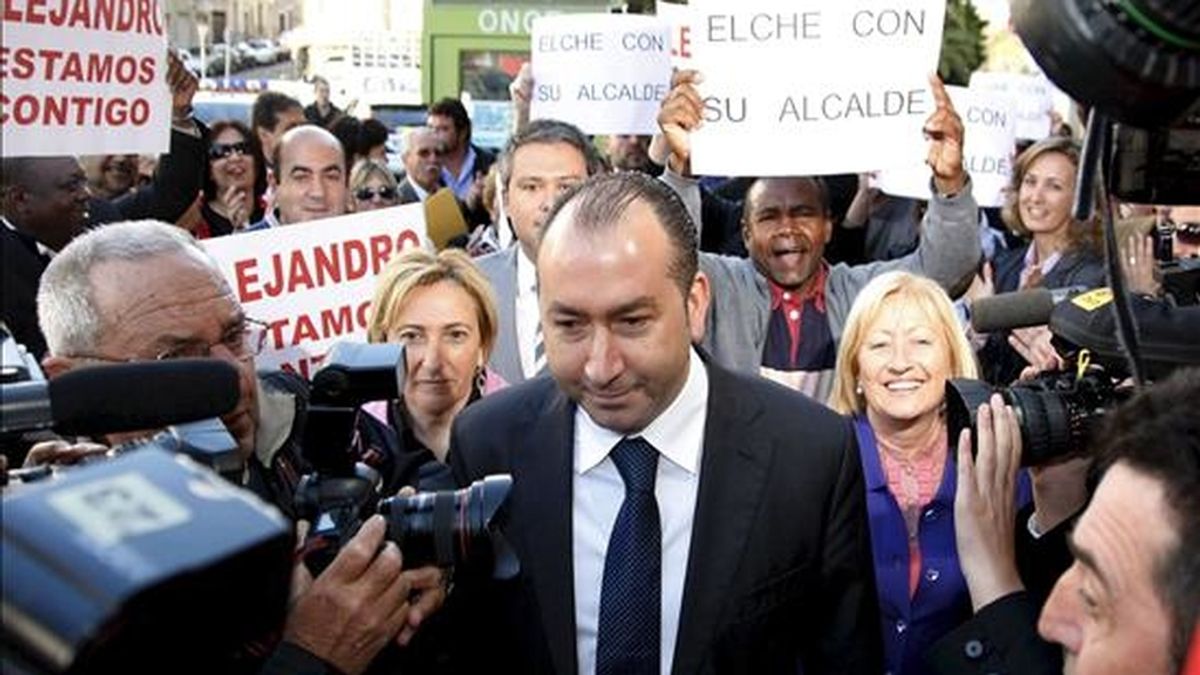 El alcalde de Elche, Alejandro Soler, a su llegada a los juzgados para declarar como imputado tras la querella interpuesta por el PP contra él por los presuntos delitos de malversación de caudales públicos y prevaricación derivados del pago de inserciones publicitarias de actos del PSPV-PSOE con dinero público. EFE