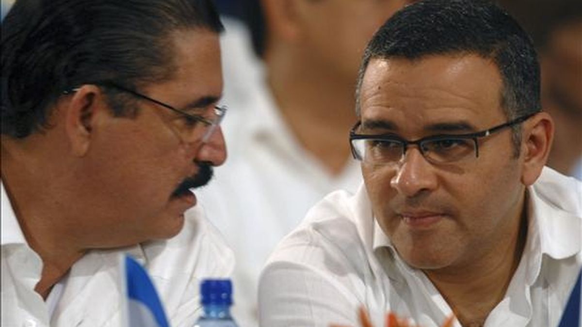 Imagen de este lunes del depuesto mandatario de Honduras, Manuel Zelaya, junto a su homólogo de El Salvador, Mauricio Funes (d). EFE