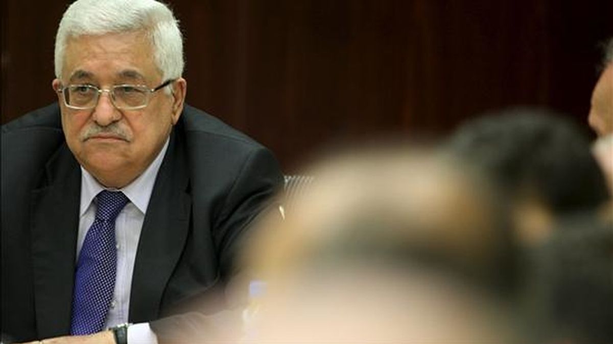 El presidente palestino, Mahmud Abás, asistiendo a una reunión en la ciudad cisjordana de Ramala este lunes. EFE