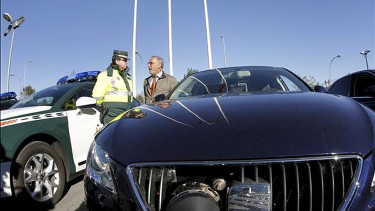 El director general de Tráfico, Pere Navarro, habla con un guardia civil, junto a un vehículo camuflado con radar, tras informar sobre el dispositivo previsto para la operación especial con motivo del puente de la Constitución y la Inmaculada. EFE