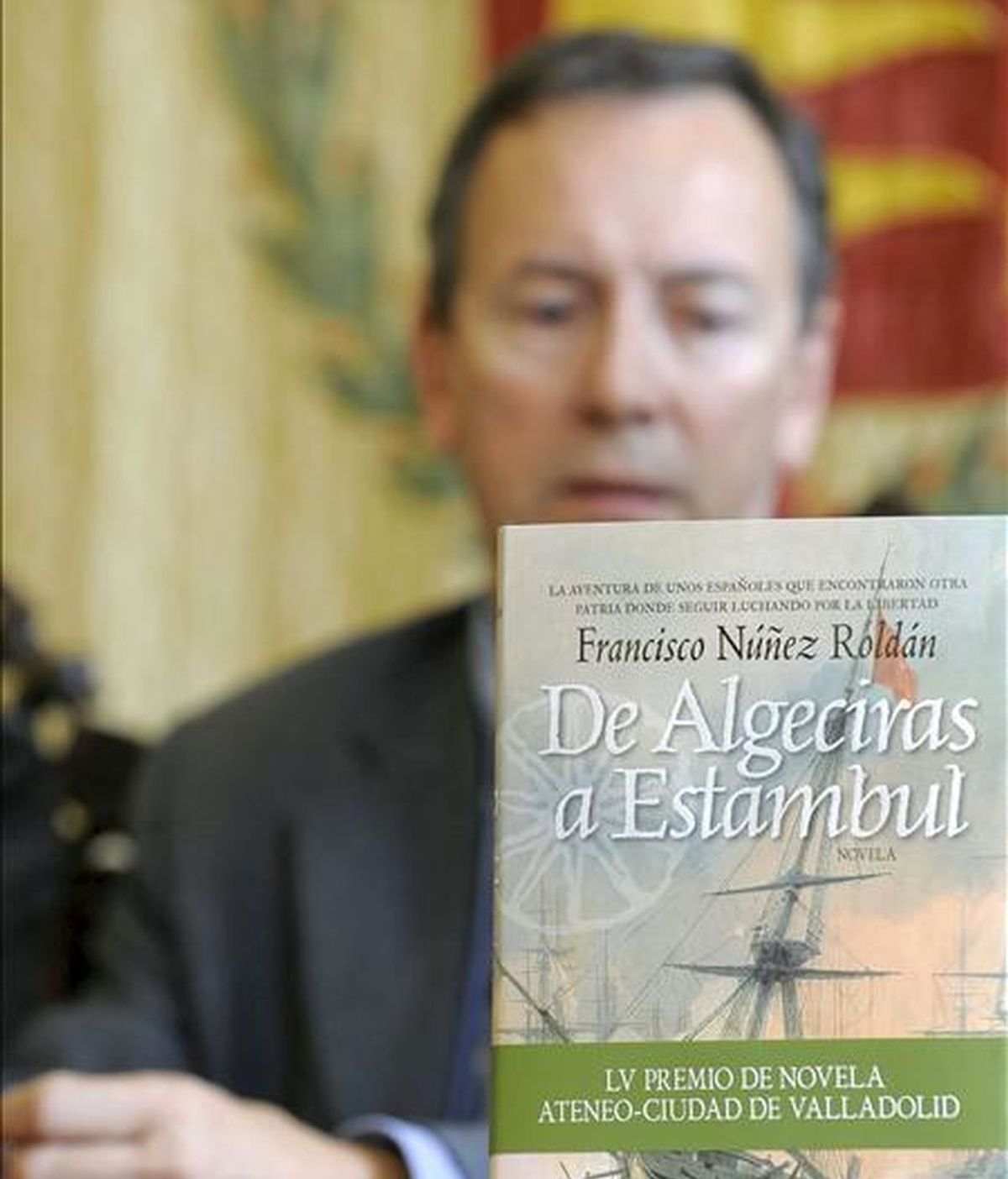 El escritor Francisco Núñez Roldán, durante la presentación del relato "De Algeciras a Estambul", ganador del 55 Premio de Novela Ateneo-Ciudad de Valladolid, el pasado 15 de abril. EFE/Archivo