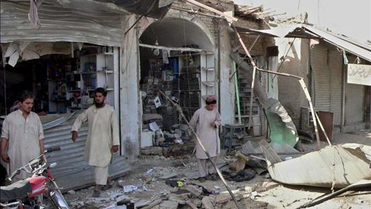Policías afganos inspeccionan el lugar donde tuvo lugar un atentado suicida, en la provincia meridional afgana de Kandahar. EFE/Archivo