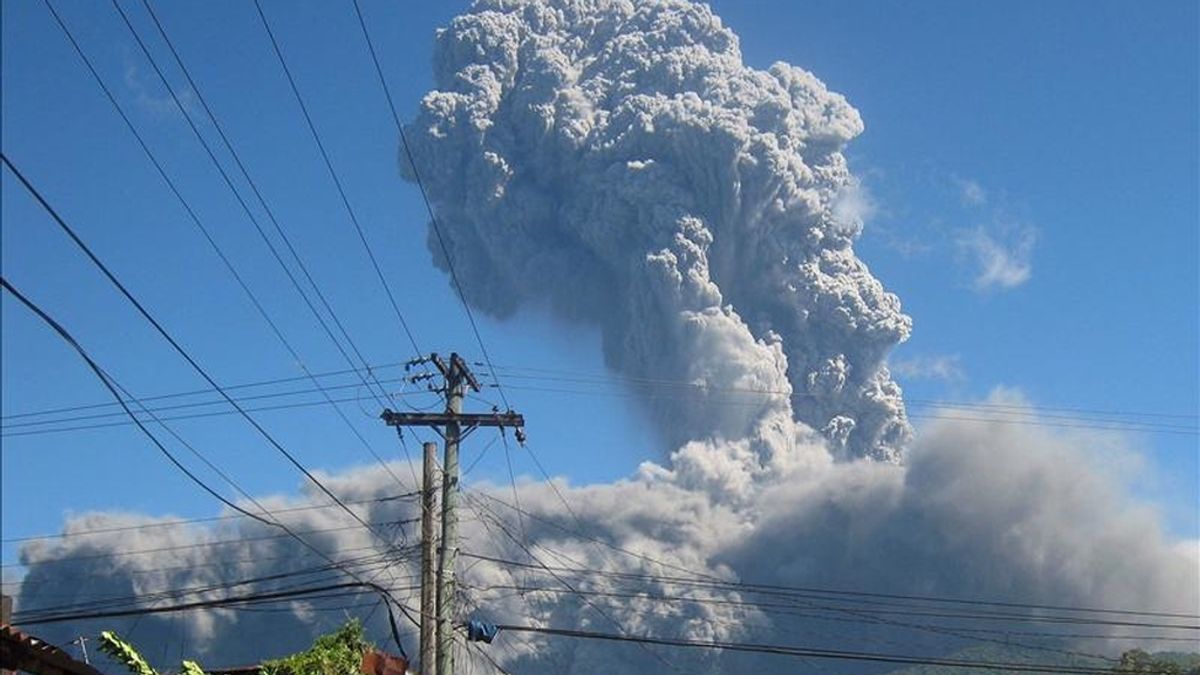 Cientos de personas abandonaron hoy sus casas en el este de Filipinas tras la erupción del volcán Bulusan, que arrojó una enorme columna de cenizas y vapor de tres kilómetros de altura que cubrió parcialmente las localidades cercanas. EFE Cientos de personas abandonaron hoy sus casas en el este de Filipinas tras la erupción del volcán Bulusan, que arrojó una enorme columna de cenizas y vapor de tres kilómetros de altura que cubrió parcialmente las localidades cercanas. EFE