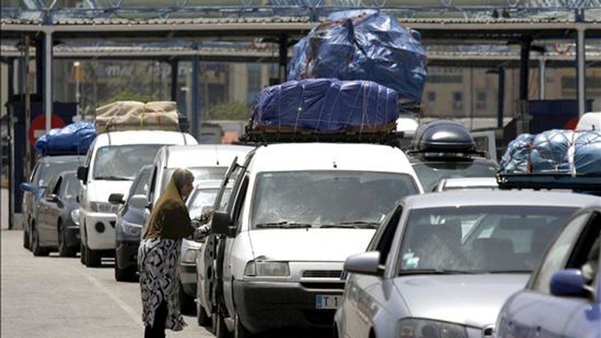 En la imagen, varios vehículos esperan su turno para embarcar hoy en Algeciras. EFE