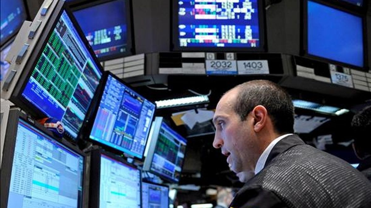 El Dow Jones descendió este martes 107,46 puntos y cerró a 8.504,67 unidades, mientras que el selectivo S&P 500 perdió el 1,27% y el mercado tecnológico Nasdaq cedió el 1,11%. EFE/Archivo