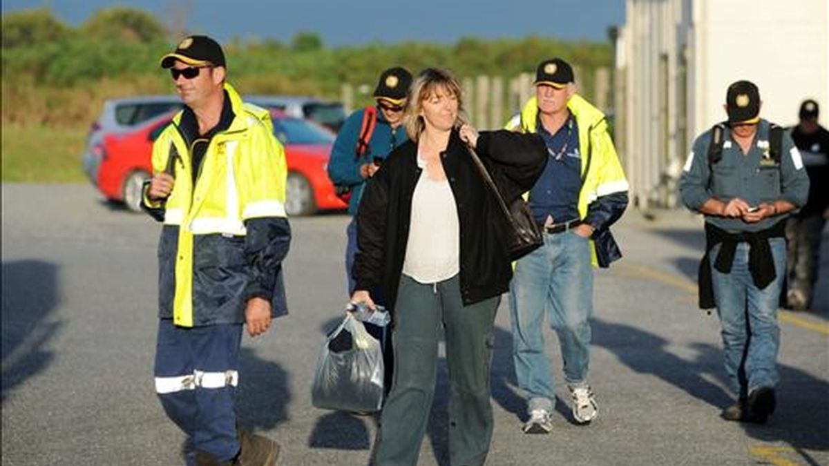 Miembros del equipo de rescate de mineros de Queensland, Australia, llegan al aeropuerto de Hokitika en Nueva Zelanda. EFE