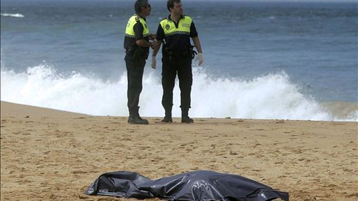 Dos hombres y dos mujeres de nacionalidad marroquí que habían viajado en una embarcación de madera fueron hallados muertos esta mañana en la playa de La Aceitera, en la pedanía de Zahora, en Barbate (Cádiz). EFE