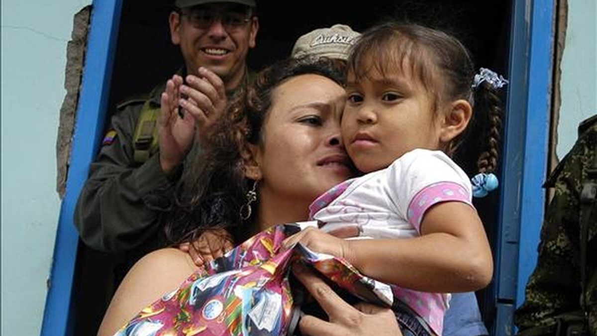 La desmovilizada guerrillera María Viviana Cardona, alias "Noresli" (i) se reencuentra ayer, 20 de abril con su hija Lady (d) en el municipio colombiano de Mistrato en el departamento de Risaralda. EFE/Archivo